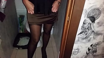ロシアのセクシーな先生が授業中におしっこをしたくなったので、生徒はトイレで様子を見始め、大きなおもちゃを舐めて取り出しました（映画1、アリーナ・トゥマノヴァ）