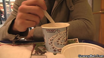 スキニーブロンドおばあちゃんは若い男に選ばれました