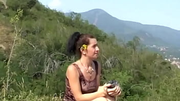 無視されたブルネットの熟女は、2人の角質の見知らぬ人によって森の中で犯されます