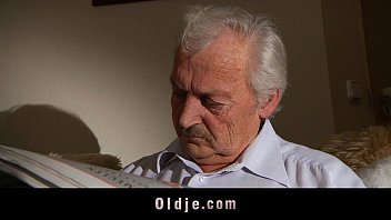 Очаровательная Iwia трахает дедушку