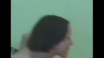 貪欲な若いブルネットの甘いモニカは深いおまんこ強打を楽しんでいます