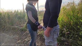 ディックフラッシュ-女の子が私を公共の公園でけいれんして捕まえ、4Kで中出しするのを手伝ってくれました-MissCreamy