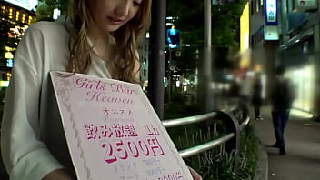 可爱妩媚的金发女孩 Maki。 连续两组大尺度镜头，展现了她纤细美丽的身体，灵敏度极高，颈部线条优美！