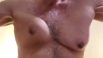 肉付きの良い胸を揺さぶる-スローモーション