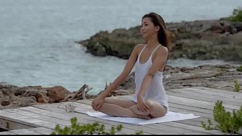 海で脱いでいるアジアの天使