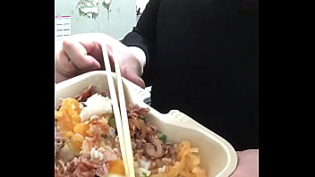 로스트 비프를 곁들인 비빔밥 한 그릇 먹을 게요. 맛있는 점심