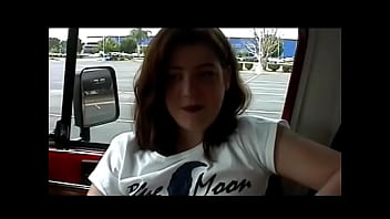 はつらつとした小さなおっぱいを持つ遊び心のある赤毛のひよこカルメンカスピアンは喜んでビデオマガジン「ミートザニューガールズ」に参加することに同意します