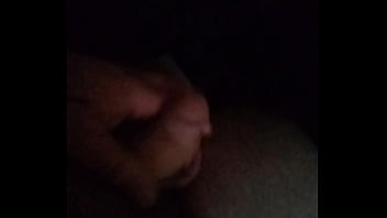 私の女の子が私の隣に横たわっている間、私のディックで遊んでいます