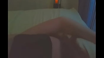 Связанную трахнули пальцами в любительском видео, пока она была связана изолентой