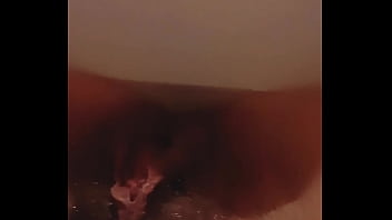 毛むくじゃらの茂みで遊ぶ熱い熟女