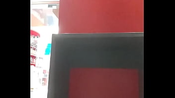 素晴らしいトレーニングの後、あなたの義理の妹はあなたに汚れた足とパンティーを見せてくれる店で靴を試着します