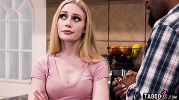 小さな十代の継娘ブロンドのエマ・スターレットは彼女の黒い継父とセックスします