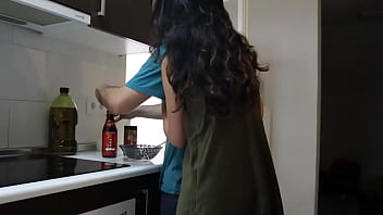 中国美女留学的时候爱上大屌，趁着男朋友不在，被国外友人在厨房里狂操一通，大屌插嫩逼无套中出