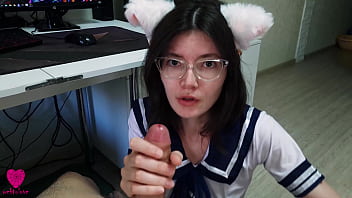 セクシーなスーツを着た猫の耳を持つかわいいちゃんは、先輩の精子でお腹を満たそうと熱望していました