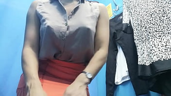 楽屋。 Cmeraショー。大きなおっぱいと乳首を持つロシアの女の子は着替えます。クリス・ウー