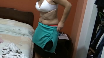 私の義理の叔母の義理の娘は服を着て私の前で服を脱ぎ、彼女は私に自慰行為をして彼女のお尻にザーメンを与えるように頼んだ