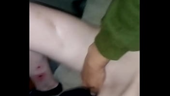 私の夫は私を激しくそして何度も続けてしゃがませます
