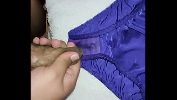 母の使用済みパンティに入ってくる
