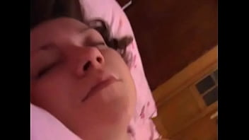 いたずらかろうじて合法的なブルネットのミンクスターニャはセックスのために屈む