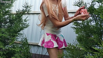 リスは公園でかわいい女の子を攻撃し、彼女に大きなオーガズムを与えました
