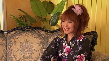 かわいい日本の赤毛の女の子をトイレに連れて行き、クリームがゆっくりと落ちるまで彼女がどのように彼女のよく整えられた猫を犯されるかを見てください