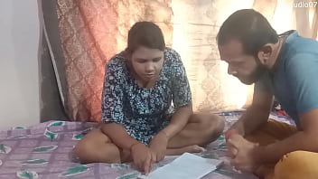 インドの家庭教師が自宅でセクシーな若い女性の とセックスし、クリアな音声で楽しむ