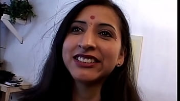 インド人の妻は初めての二穴挿入を望んでおり、夫は隣人に協力を求める