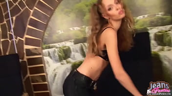 これらの新しいジーンズは私の18歳のお尻をちょうどよく抱きしめます