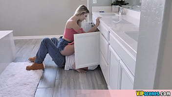 スキニーブロンドティーンケナは妊娠したい