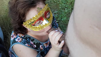 ぽっちゃりロシアの熟女は、フィールドで屋外で犯されました