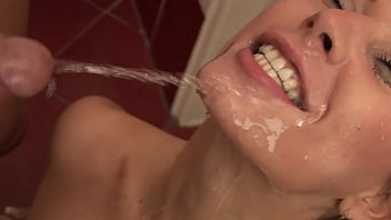 そのエッチな熟女は彼女の友人の熱心な雄鶏を吸って、彼女の顔とニャンニャンに腹を立てます