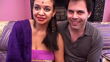 新しいインド人のガールフレンド、グループがポルノ映画を撮ることに同意
