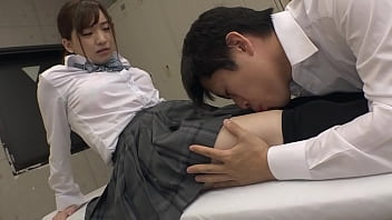 https://bit.ly/3FWNPMB 我在制服女孩的超迷你裙和及膝袜的最佳绝对区域中竖起了公鸡。 她注意到了，开始兴奋地用手工作我的鸡巴......日本业余自制色情片。 [第 4 部分] 小穴/逼 乳交 性交/做爱 偷拍 穴 正常位 骑乘位 后入 口交 婊子 清纯系 女孩 鸡巴 萝莉 人妻 NTR，牛头人 手穴 高潮喷水 风俗 爱情旅馆 花心 偷窥 颜射 内射 射精