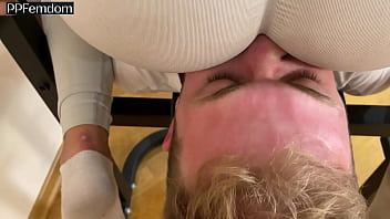 エクササイズの代わりにヨガパンツにフルウェイトの顔面騎乗