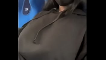 電車の中でおっぱいを見せてくれる痴女