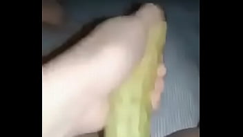 金持ちの熟女がきゅうりをくれて