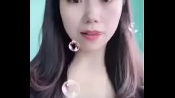 夫の前で自分撮りをしている若い女性