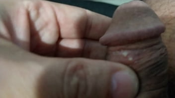 私の妻が私のひよこをつまんでいるところから、私はそれに泡ができてしまいました