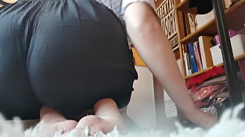 このイタリア人の継母は家を掃除する奇妙な方法を持っていて、カーペットはそうではありませんか？