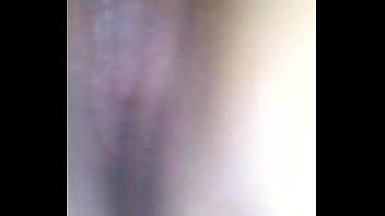 私の妻は彼女の友人のところに行きました、そして彼女はひもなしで来ました、彼女はアイロンをかけ、そして彼女のスカートの下で、何人かの友人からの精液が滴り落ちています、パート2