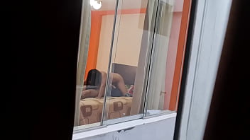 友達が服を着るのを撮るだけだと思っていたのですが、彼女が上司とセックスしているのを見つけました。