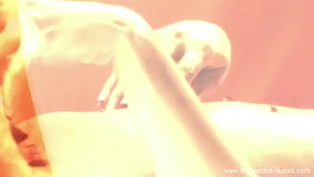 セクシーなブルネットは優しく踊るベリーダンスで彼女の手を試みます