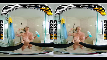 VIRTUALPORN.COM-巨乳金髪熟女ロビン・バンクスがシャワーで義理の息子を誘惑
