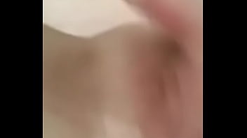 私の本物は彼女の乳首をこすり、彼女が絶頂するにつれて彼女の猫を開いて広げます