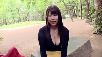 公園でコマンドーに行くJカップの母親、柴みくる。彼女は「角質」を嘲笑し、吸うチンポを探していた。
