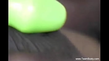 好きなおもちゃを使って瞬間を楽しむローラ