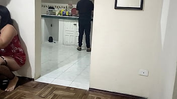私の妻の親友が彼を訪ねてきて、私は彼の親友と彼をだまさずにはいられません。私は忠実な妻ですが、彼が私の夫よりも私にそれをする方法が好きです。