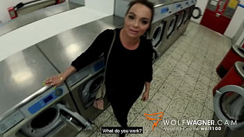 公共の熟女のハメ撮りフェラ、そして口の中で巨大なザーメン：ダーティプリシラ-WolfWagnerCom