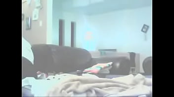 純粋な喜びでポーズをとっている間、いくつかの信じられないほどの巨大なおもちゃに噴出するベルベットの雨
