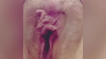 巨大な陰唇がぶら下がって揺れる